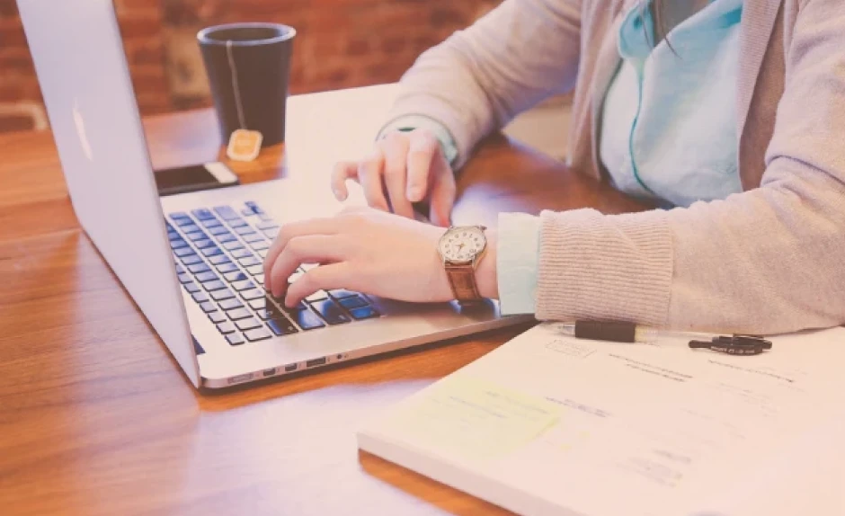 hombre trabajando en el ordenador