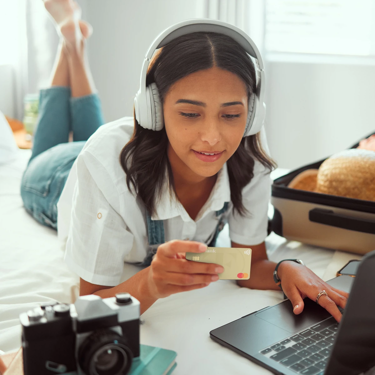 donna con in mano una carta Mastercard della TF Bank