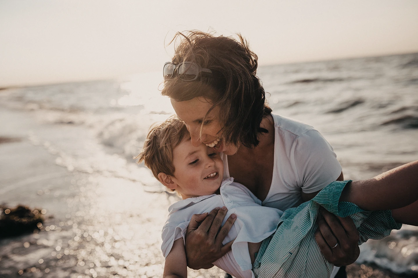 Mujer y niño en la playa