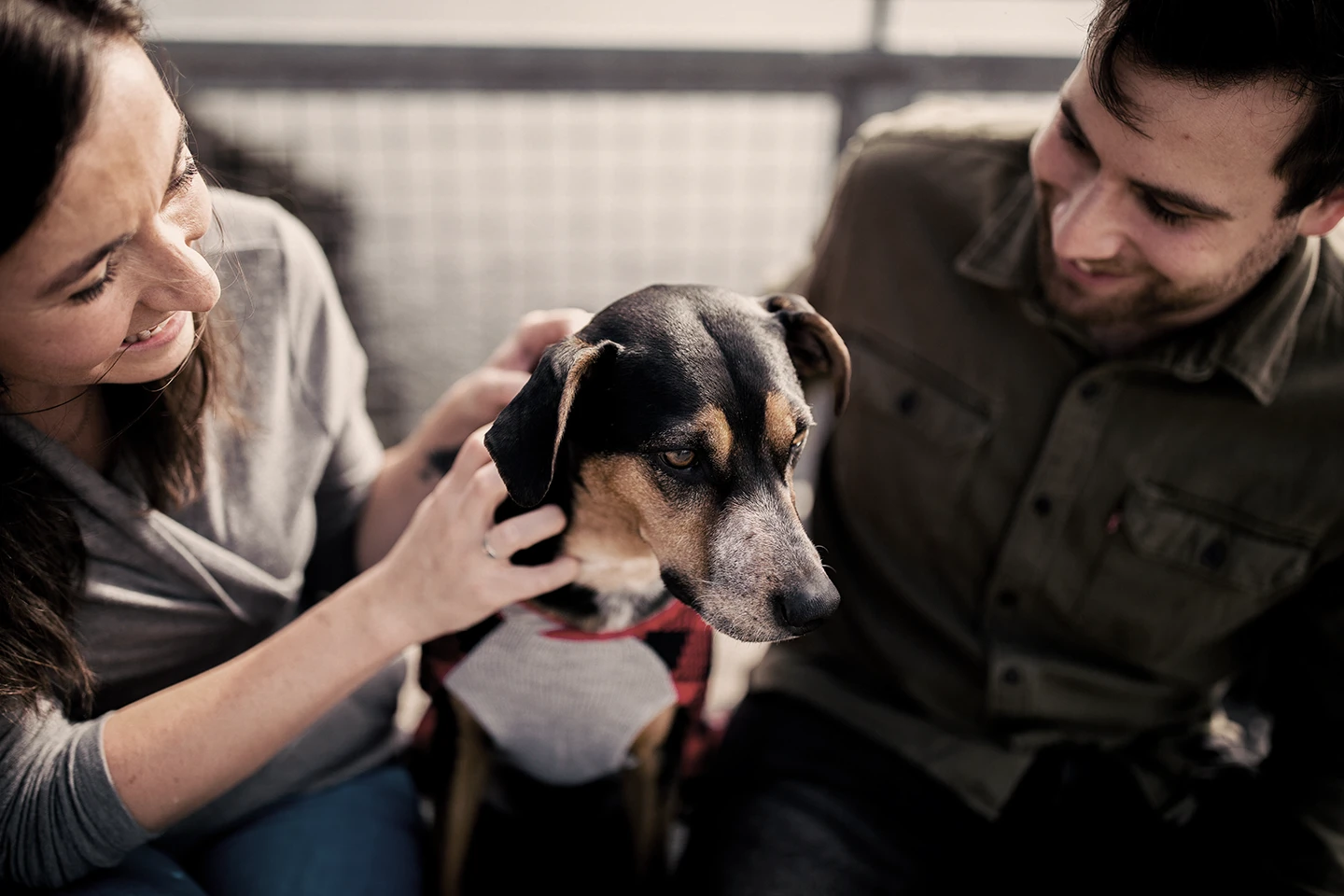 Mujer y hombre con perro