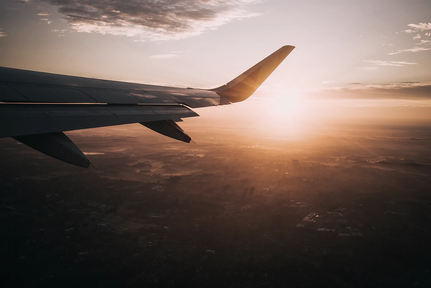 Avión en el cielo, pôr del sol