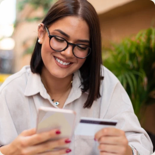 Mujer con tarjeta Mastercard de TF Bank en la mano