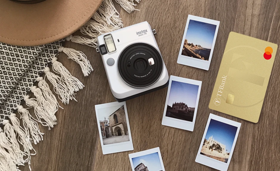 Cámara y varias fotos de viajes sobre la mesa.