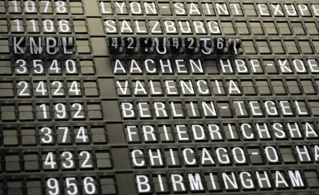 Placar de cancelación en el aeropuerto