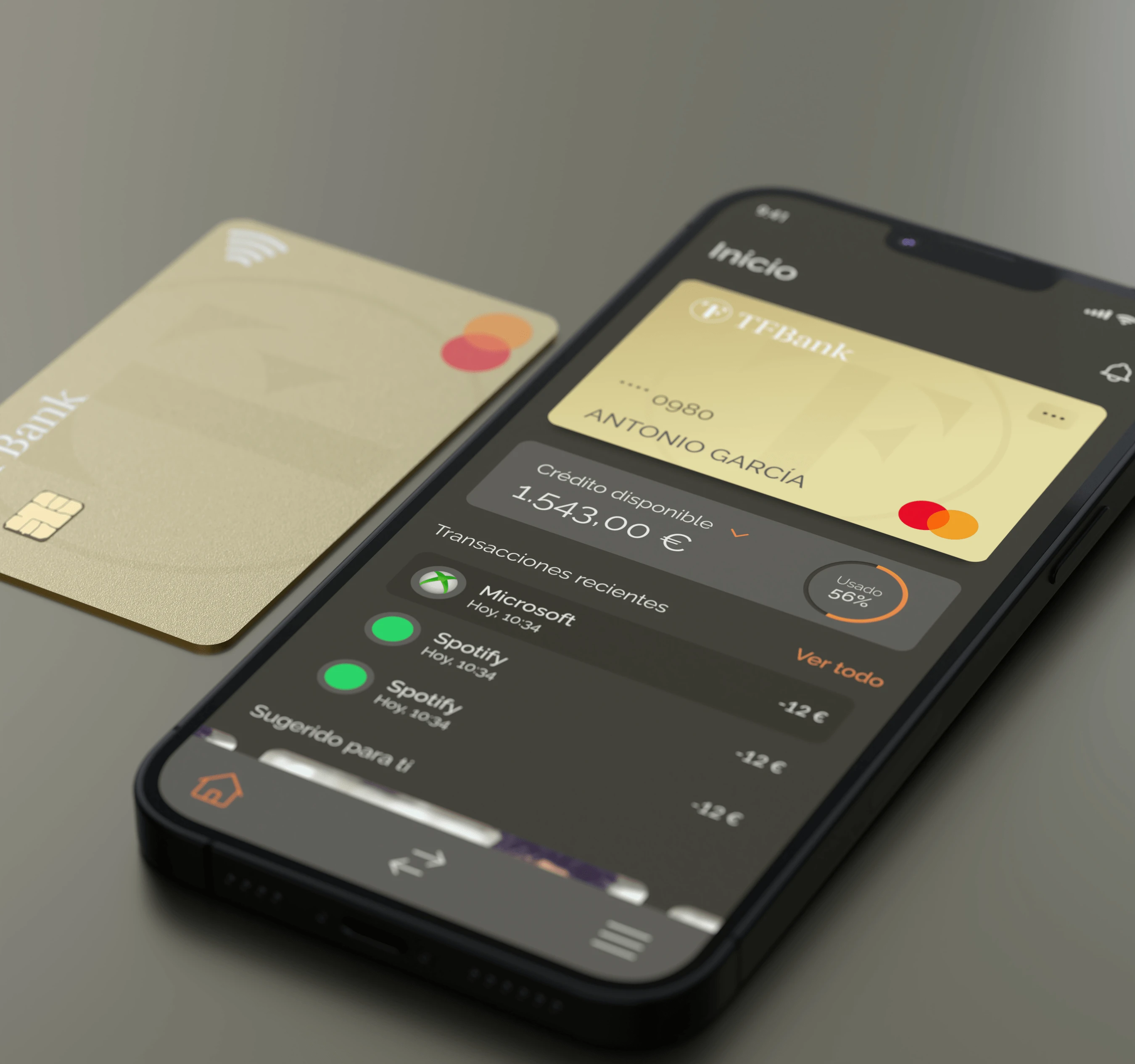 Aplicación móvil y tarjeta de TF Bank, una al lado de la otra