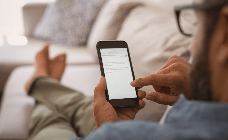 uomo che usa il cellulare